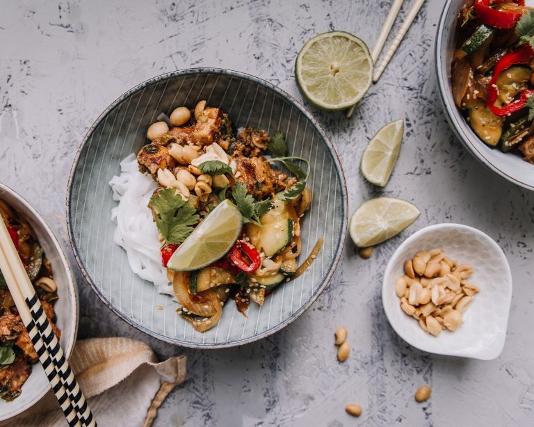 TOFU MAAPÄHKINÄVOIKASTIKKEESSA