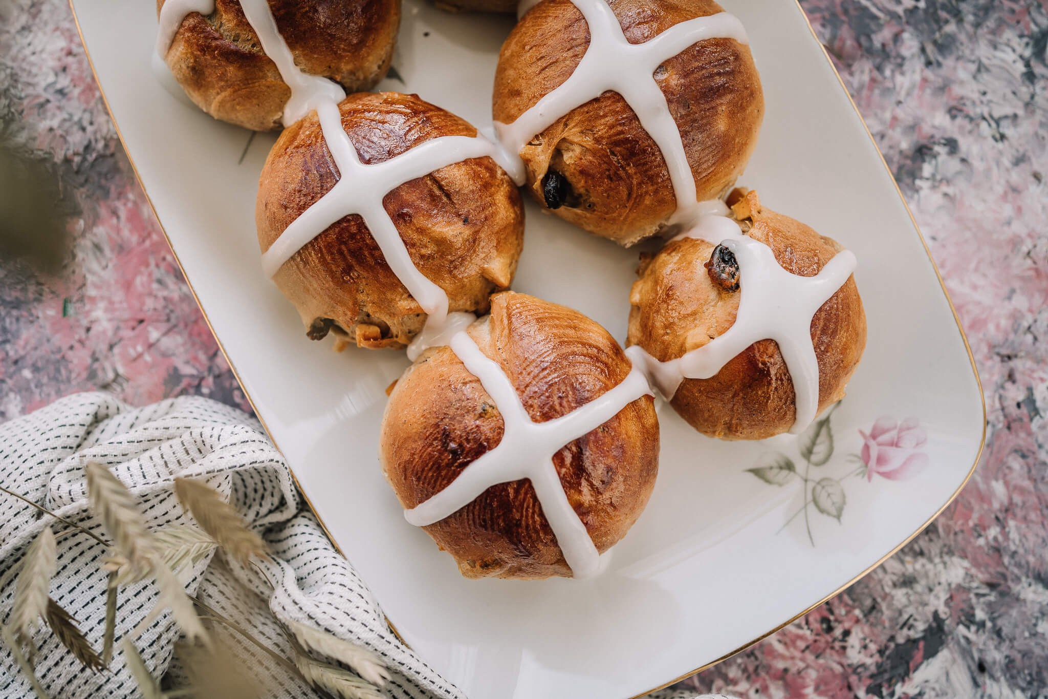 HOT CROSS BUNS eli PÄÄSIÄISPULLAT