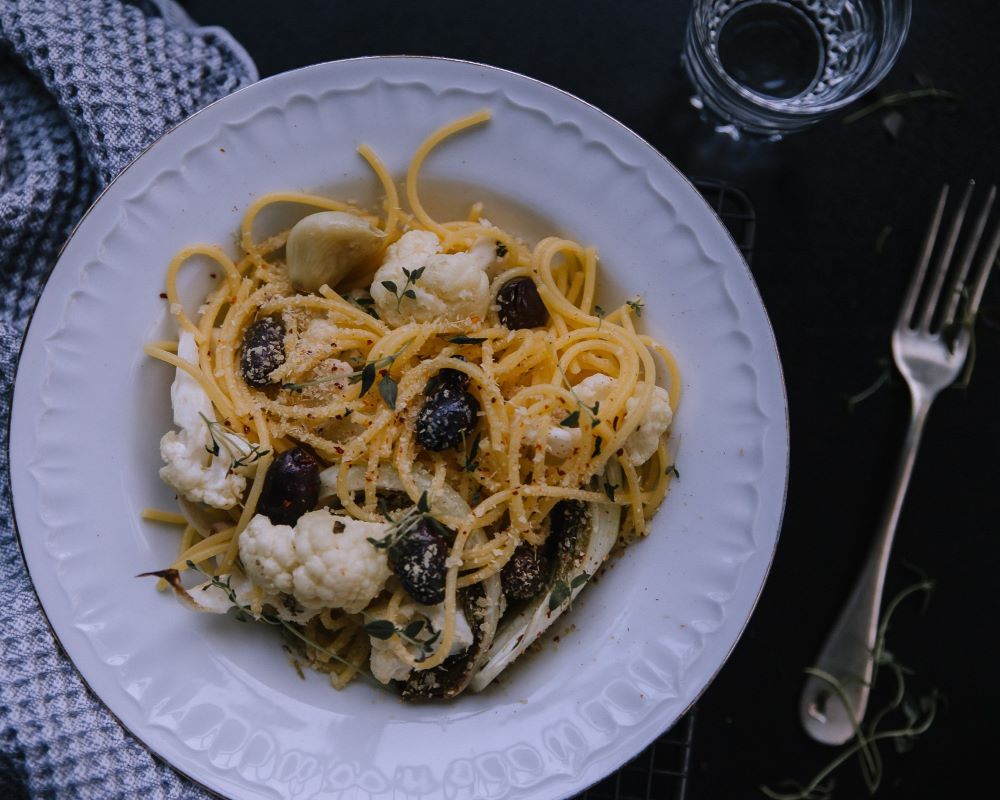 PAAHDETTU KUKKAKAALIPASTA OLIIVEILLA