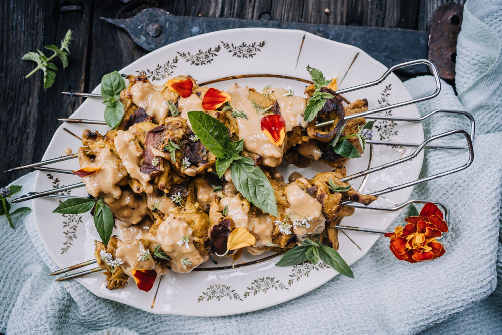 SATAY-VARTAAT MAAPÄHKINÄVOIKASTIKKEELLA